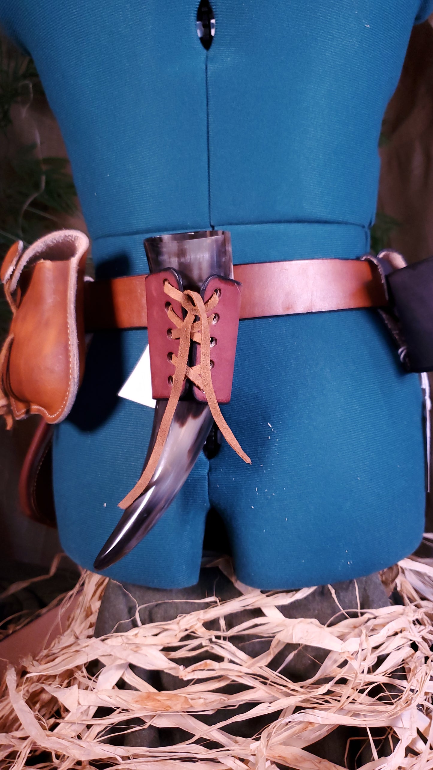 Drinking horn Holder in a mahagony color with a light brown lace